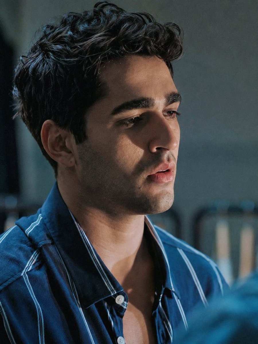Mariana82715655's tweet photo. El es completamente bonito, el es hermoso 😍♥️🔥🔥🔥🫠
#MertRamazanDemir https://t.co/ECPg0qEnZH