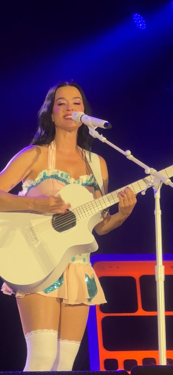 justmeadri's tweet photo. Omg i found the moment she looked at me @katyperry 🥹❤️ https://t.co/ybzZ7ZNhej
