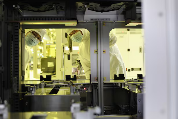 jukan05's tweet photo. SK Hynix Throttles HBM4 Production… Seeks Additional Profit by Expanding Supply Constrained Commodity DRAM

SK Hynix is moderating the pace of its sixth generation high bandwidth memory (HBM4) ramp and placing greater weight on capturing the commodity DRAM market. With its HBM revenue share already exceeding 40 percent and an overwhelming lead established, the company is reallocating resources toward securing additional profit from commodity DRAM, where supply shortages are acute, rather than engaging in an aggressive capacity expansion race.

According to industry sources on the 23rd, SK Hynix is reportedly delaying somewhat the conversion of some fifth generation HBM (HBM3E) production lines that were originally slated to switch to HBM4. The aim is to expand its ability to respond to the commodity DRAM market, which currently posts higher operating margins than HBM, in order to secure additional profit. The industry view is that, having already established a solid position in the HBM market, the company sees no need to rush its transition to HBM4 and HBM4E (seventh generation HBM).

Behind this strategic shift lies a reversal in profitability between commodity DRAM and HBM. As of the first quarter of this year, the per gigabit (Gb) price of commodity DRAM still falls short of HBM, but the operating margin gap is estimated to have already widened to more than 15 percentage points (P). Daishin Securities forecasts that commodity DRAM operating margins could rise to a theoretical maximum of 90 percent within the year.

A source familiar with SK Hynix said, "From the standpoint of SK Hynix management, they cannot ignore the fact that a competitor (Samsung Electronics) is already earning enormous profits from commodity DRAM rather than HBM." The source added, "SK Hynix's HBM4 is still undergoing NVIDIA's quality certification process, and production forecasts for NVIDIA's next generation chip 'Rubin,' which will carry HBM4, are trending downward, so there is no reason to accelerate the HBM transition."

The view from overseas investment banks (IB) also supports this trend. Goldman Sachs assessed that it would be sufficient for SK Hynix to maintain a dominant position of more than 50 percent in HBM3 (fourth generation HBM) and HBM3E (fifth generation HBM) at least through 2026. Morgan Stanley pointed to memory wide pricing cycles, rather than a defense of HBM share, as the key driver of SK Hynix's value, and raised its earnings estimates by 56 to 63 percent on the basis of a forecast that DRAM average selling prices will rise 62 percent in 2026.

Indeed, in its first quarter earnings release SK Hynix stated that DRAM average selling prices (ASP) rose in the mid 60 percent range, and it presented a plan to focus on meeting demand for high density server modules and mobile products. Its signing of a three year DDR5 supply agreement with Microsoft (MS) is also interpreted as a move to secure long term earnings visibility in commodity DRAM.

On the other hand, as SK Hynix moves to adjust HBM4 volumes, the possibility of a share gain by its competitor Samsung Electronics is also growing. According to Counterpoint Research, SK Hynix's HBM market share stood at 57 percent in the fourth quarter of last year but is increasingly seen as likely to shrink, and some observers suggest that if Samsung Electronics succeeds in mass producing HBM4 in the second half of this year, SK Hynix's share could fall to the 50 to 60 percent range.