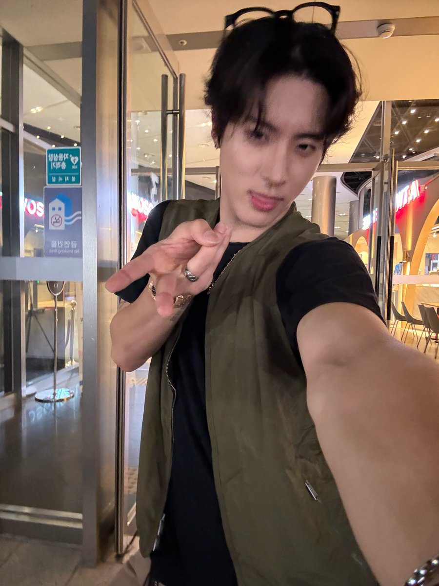 NYUR7C's tweet photo. 260623 | 📧 eric on frmm

he gave us selfies and a song recommendation!

🦄 i passed out as soon as i got home
🦄*sends images*
🦄 here, a present
🦄 ~~
🦄 #5NO추: ny2mia - nephillm
🦄 ah i’m sleepy
🦄 i want to sleep more…
🦄 🫠 https://t.co/DCGw4CXB7L