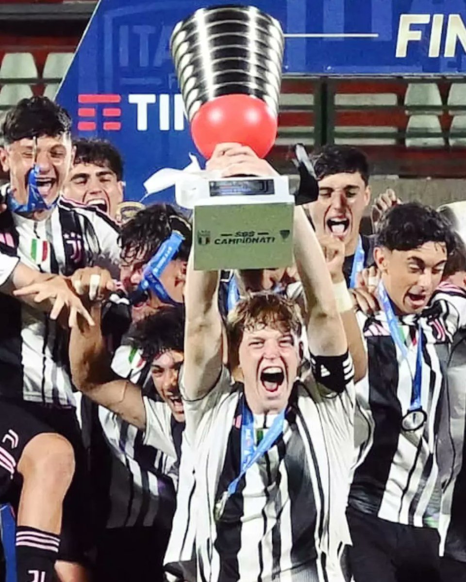 La_Bianconera's tweet photo. Campioni d'Italia Under 16! 🇮🇹
Congratulazioni ai ragazzi di mister #Gridel che firmano un fantastico bis scudetto dopo il trionfo dello scorso anno! Battuta l'Inter 3-0 nella finalissima con i gol di Salvai (splendido), il raddoppio di Pipitò e il sigillo di Vidzivashets! 👏🏁 https://t.co/rr3OpNQkOp