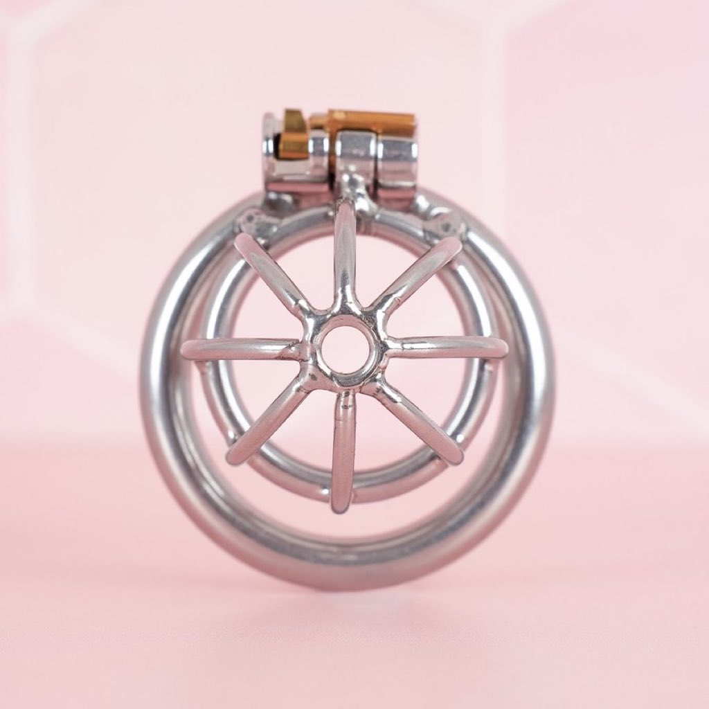 Mistresskara088's tweet photo. The full submission chastity cage

who would wear this cage? https://t.co/HswyDfhMf4