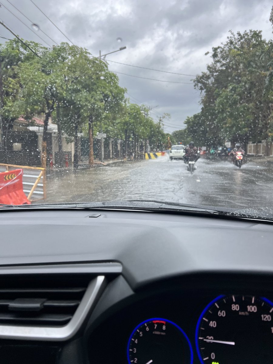 rikalosophy's tweet photo. @e100ss masih terlihat ada genangan di jl margorejo. Paham kan ya maksudnya? 😁 https://t.co/5fxSGAGUlB