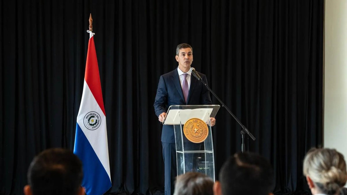 FilizzolaRafael's tweet photo. La caradurez del #cartismo hablando de la Constitución  no tiene límites. Los gobiernos de Cartes y de Peña han sido nefastos para el Estado de derecho. 
En el caso de Cartes, el asesinato de Rodrigo Quintana constituye el crimen de lesa humanidad mejor documentado en democracia, así como el uso de la maquinaria fiscal y judicial para encubrir a sus autores morales.
Peña, por su parte, ha puesto al Gobierno y al sistema de justicia al servicio de la corrupción y del crimen organizado, llegando al extremo de incluir en su gabinete a empleados de narcos.
El encubrimiento del magnicidio del Dr. Marcelo Pecci es, sin dudas, el ejemplo más evidente del vínculo de las mafias con el poder político. 
Una verdadera tragedia para una democracia joven y frágil.

https://t.co/mSXU5glaMT