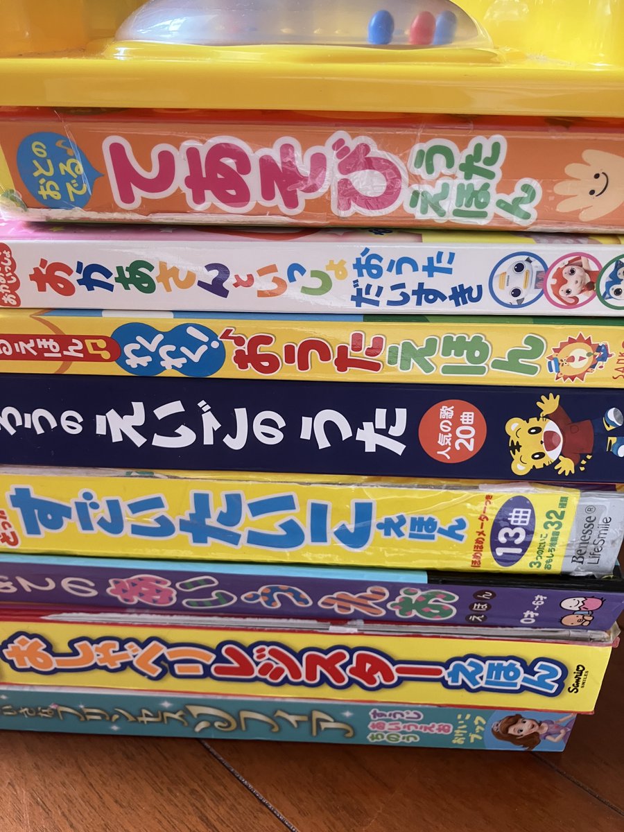 papa_investor_x's tweet photo. 子どもがいる家庭あるあるかもしれないけど、この頃やたらと電池を消費する(特に単4、次いで単3)。
数えてみたら、音の出る絵本的なものだけで9冊。
モノタロウの優待でもらった電池がもう無い…
アスクル電池が待ち遠しい😅
#モノタロウ #ASKUL https://t.co/PySthrk0I5