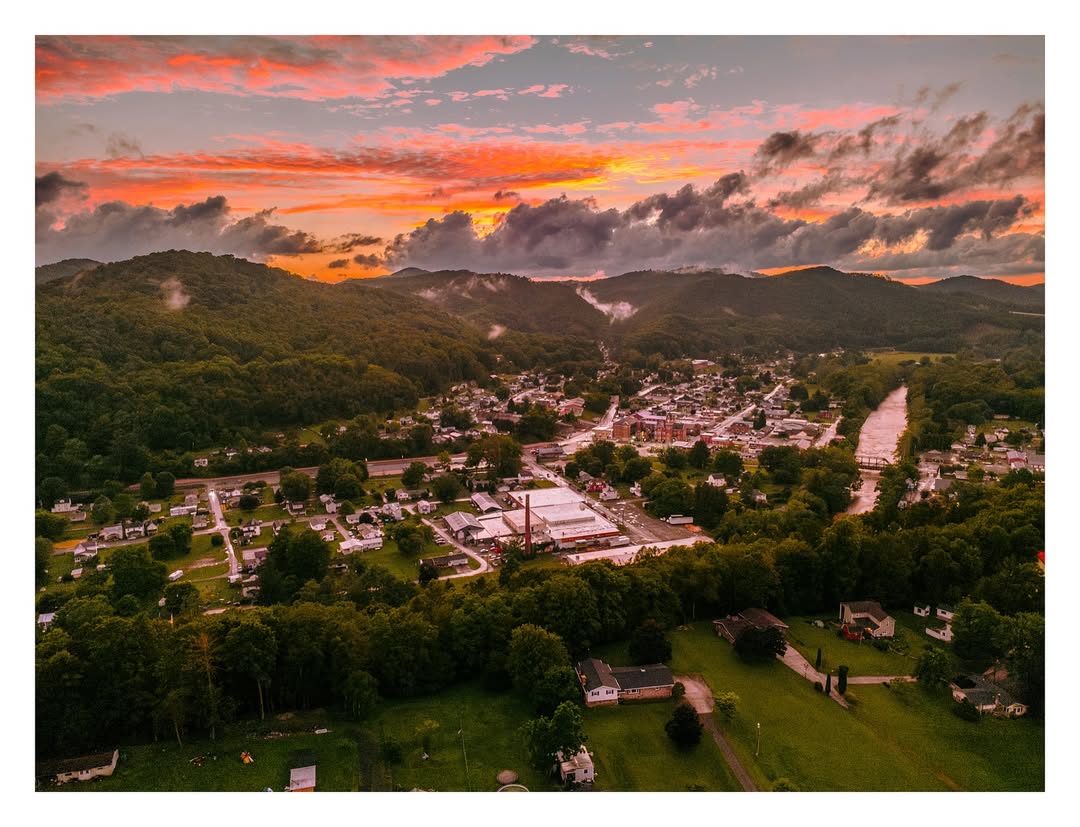 WVtourism's tweet photo. Tell me your favorite West Virginia mountain town below. 🌤️👇

📍 Parsons, WV
📸 https://t.co/bBmrjAc9cE https://t.co/o8O4QaGG9Z