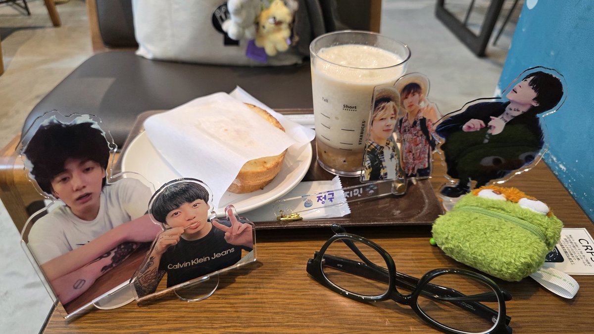 mariume's tweet photo. そして原宿のスターバックスにて
モーニング☕🍞🌄
バナナアフォガードを頼んでみた。
めっちゃ美味し
しかし今日までらしく
出会えたバナナアフォガード😍
好きなアクスタを添えて
#スターバックス
#バナナアフォガード https://t.co/7oriwDaH1D