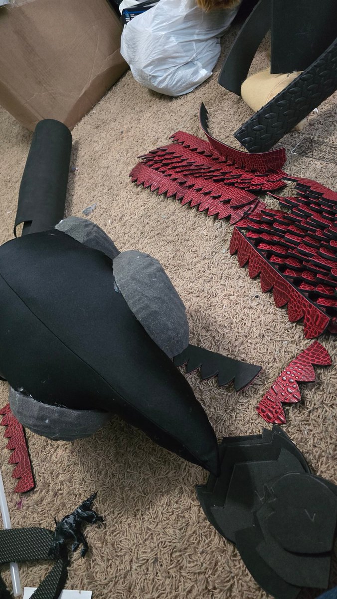 fantasyfurs's tweet photo. Only the cutest scales for the bestest pup ever!!! This Warpup is getting his suit of armour on. It's a little tedious but worth it!
#wip #cosplay #destiny2 #warbeast #warpup https://t.co/J0OCUtIXjX