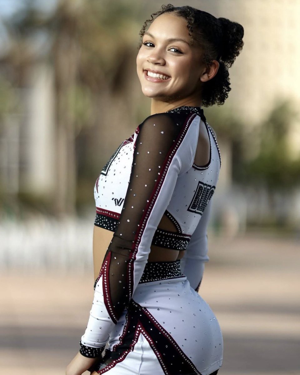 smoedallday's tweet photo. mya jade — brandon senior black 🖤 https://t.co/rI7UVbLR8d