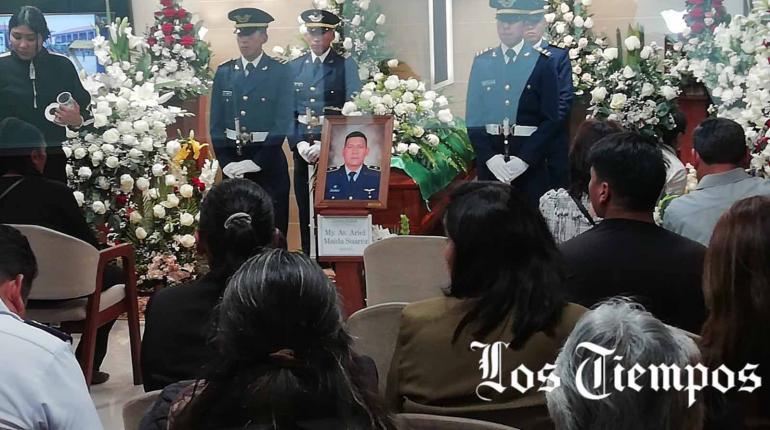 ANBOLIVIA's tweet photo. #ANBNEws|#BreakingNews 

TRAGEDIA AÉREA: VELAN A LOS PILOTOS DE LA FAB FALLECIDOS EN CERRO SAYARI EN TAREAS DE APOYO

#Bolivia|#ElAlto|#LaPaz https://t.co/cMR0PJ6QL5
