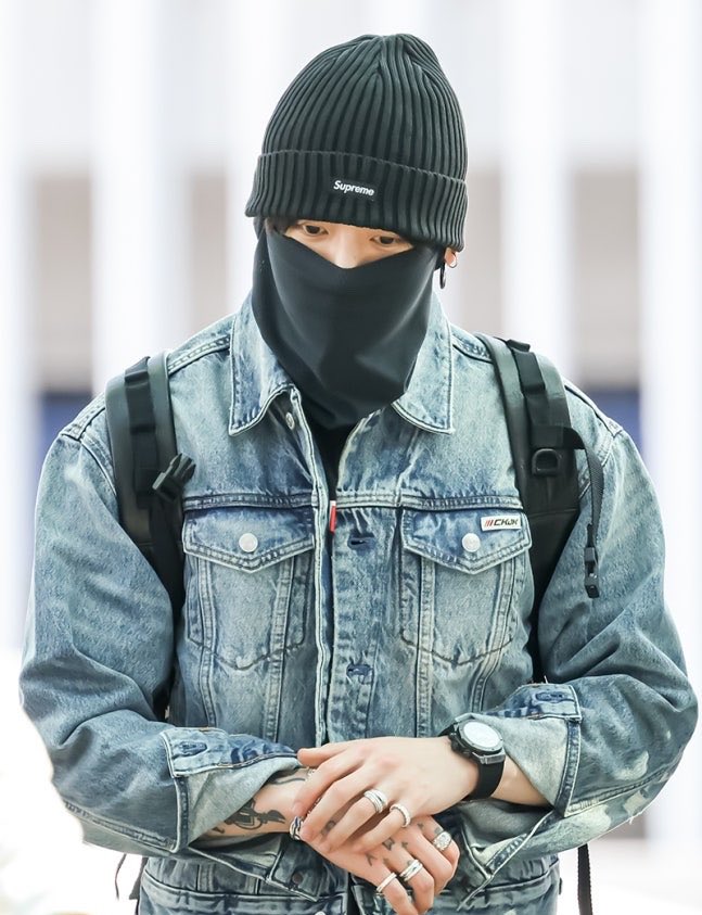 GoldenJKUnivers's tweet photo. Jungkook is wearing his CKJK jean jacket at the airport!

#Jungkook #정국 https://t.co/a5oeT9jlkf