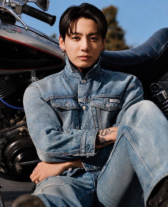 formingukkie's tweet photo. ele deve amar muito essa ckjk desse modelo jeon jungkook pra não sair de dentro https://t.co/rCa242Vkig