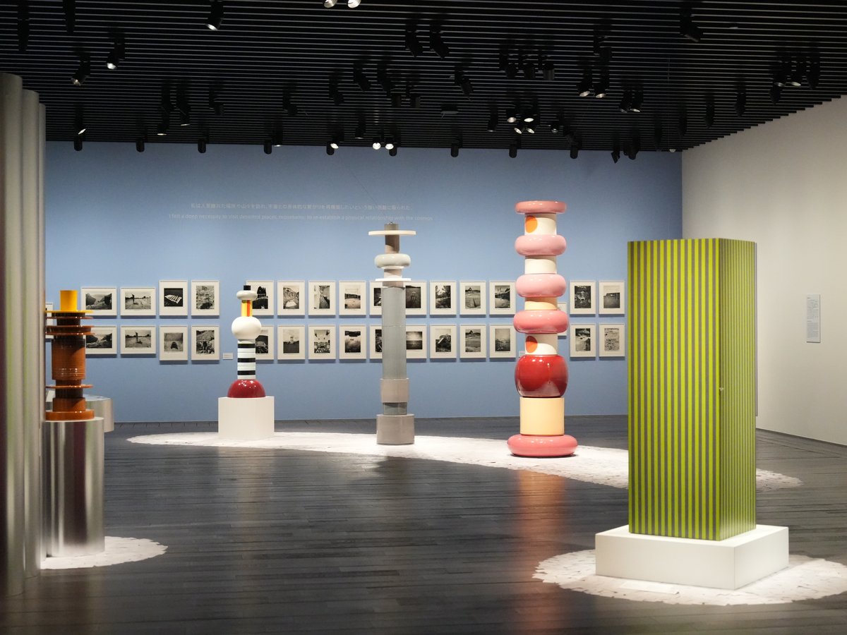 artizonmuseumJP's tweet photo. 今日6/23(火) #ソットサス展 #瀧口修造展 開幕‼️

🟡ソットサス展 - 20世紀イタリアデザインを代表するソットサスの国内初の大規模回顧展🇮🇹

🔵瀧口修造 - 詩人・批評家 瀧口修造の作品やパウル・クレーやマルセル・デュシャン、ジョアン・ミロをはじめとする関連作家の作品、あわせて約140点を大規模公開！

どちらも見応えたっぷりです✨
#アーティゾン美術館 でお待ちしています！

───────
♦「エットレ・ソットサス ―魔法がはじまるとき、デザインは生まれる」
🏛アーティゾン美術館　6階展示室

♦石橋財団コレクション選　「瀧口修造　書くことと描くこと」
🏛 アーティゾン美術館　5・4階展示室

📅 6/23（火）– 10/4（日）
🕰 10:00–18:00（毎週金曜日は20:00まで）
※入館は閉館の30分前まで
休館日：月曜日（7月20日、9月21日は開館）、7月21日、9月24日
✔ 学生無料（要ウェブ予約）

詳細はhttps://t.co/EYCknS3J62

1〜2枚目：ソットサス展展示風景
3〜4枚目：瀧口修造展展示風景