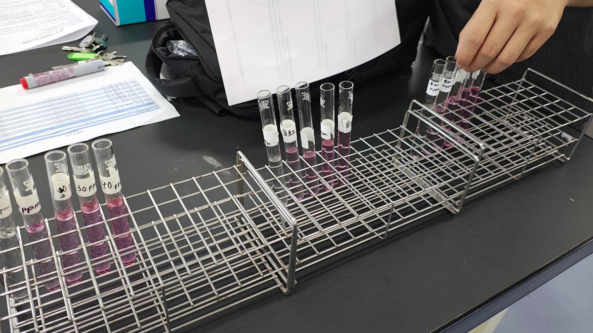 LEEC_NiAS's tweet photo. 本コース2年生は、本格的な実��に向けて基礎を学んでいます！

今回は、実験器具の使い方を確認し、実験で欠かせない「希釈」を学習。
食紅で着色した液体を使って、段階希釈にも挑戦しました！

#長崎 #環境 #化学 #実験 #理系 #大学で学ぶ https://t.co/8m7FOL4gbi