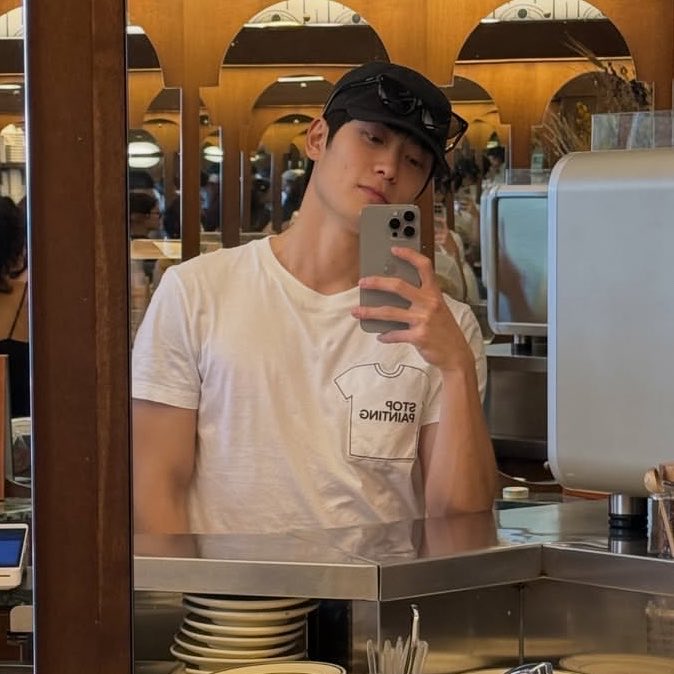 Jeong_mimi0_0's tweet photo. แจฮยอนลุคชิวๆแต่งตัวเสื้อยืดกางเกงขายาวออกไปกินไอติมแต่ความหล่อระดับเวลตัน คือแจฮยอนหล่อเกินไปจริงๆใครเข้าใจนี่บ้าง 😭😭 https://t.co/oi1pictYtT