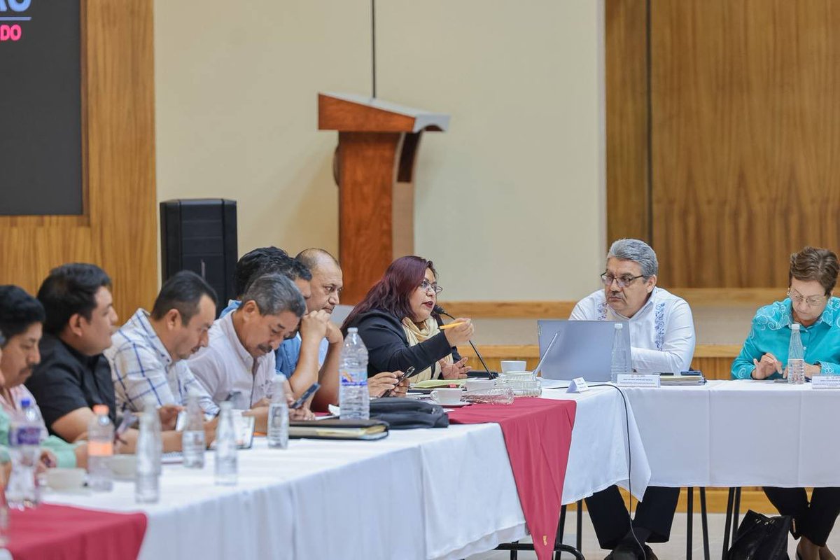 EvelynSalgadoP's tweet photo. En seguimiento a la política de mantener puertas abiertas, privilegiando el entendimiento y el bienestar de nuestras maestras y maestros, para seguir fortaleciendo la educación y construir un mejor futuro para nuestras niñas, niños y jóvenes. En Chilpancingo, encabezamos una mesa tripartita de trabajo junto al titular de la @SEP_mx, @mario_delgado, y representantes de la CETEG, para dar seguimiento a los planteamientos del magisterio guerrerense.

En Guerrero creemos firmemente en el diálogo como la herramienta para la construcción de acuerdos. Por ello, seguimos fortaleciendo la coordinación entre el @GobiernoMX, el @Gob_Guerrero y las y los trabajadores de la educación, siempre con la voluntad de encontrar soluciones y avanzar juntos.