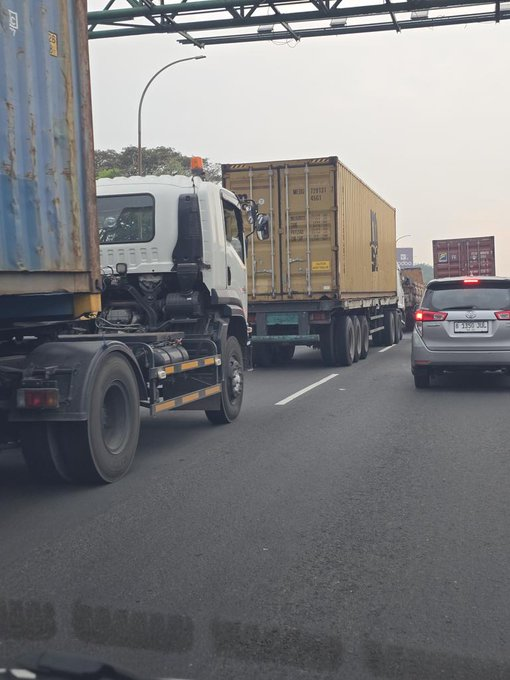 RadioElshinta's tweet photo. 07.16: RT @B121MOB : Tol Tangerang - Jakarta isinya kontener di jam sibuk . Ada yg ngetem ada yang sampai ke lajur 3. Nggak ada niat apa untuk dirapikan atau nggak ada keberanian? Parah macetnya setiap hari @PTJASAMARGA @TMCPoldaMetro @NTMCLantasPolri https://t.co/M0XhvKn9NE