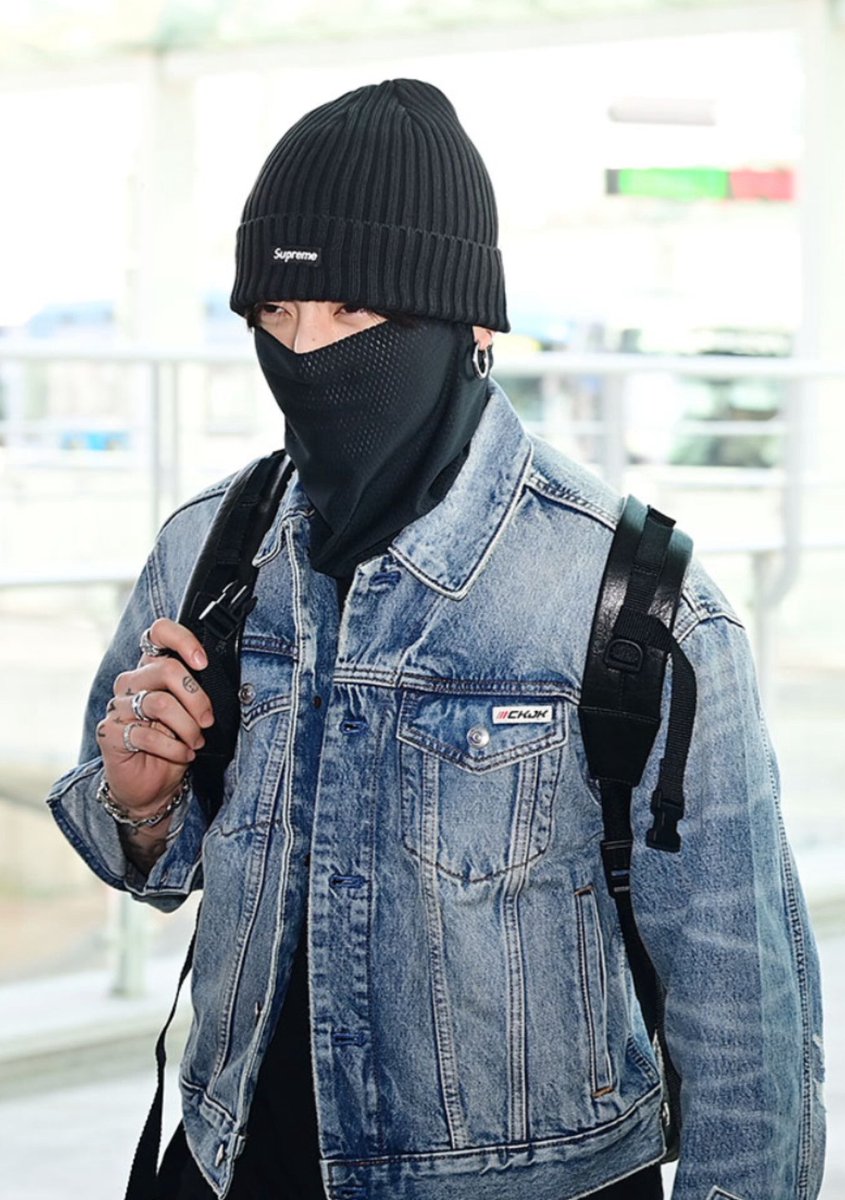 InfoJungkookBR's tweet photo. ✦ Fotos do Jungkook no Aeroporto Internacional de Incheon hoje, a caminho de Madrid! 🇰🇷✈️🇪🇸

HAVE A SAFE FLIGHT JUNGKOOK https://t.co/TnaO9bA6mL