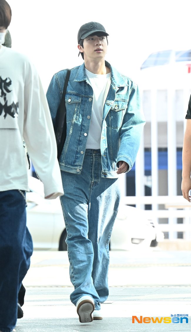 jjjin__1204's tweet photo. 260623 #석진 인천공항 출국 기사사진_2
https://t.co/9zOSpJFVSK
https://t.co/pCJKDb1qs5

석지니 손이 너무 코여워🥹💙
#방탄소년단진 #Jin https://t.co/7CIkU1FEwc