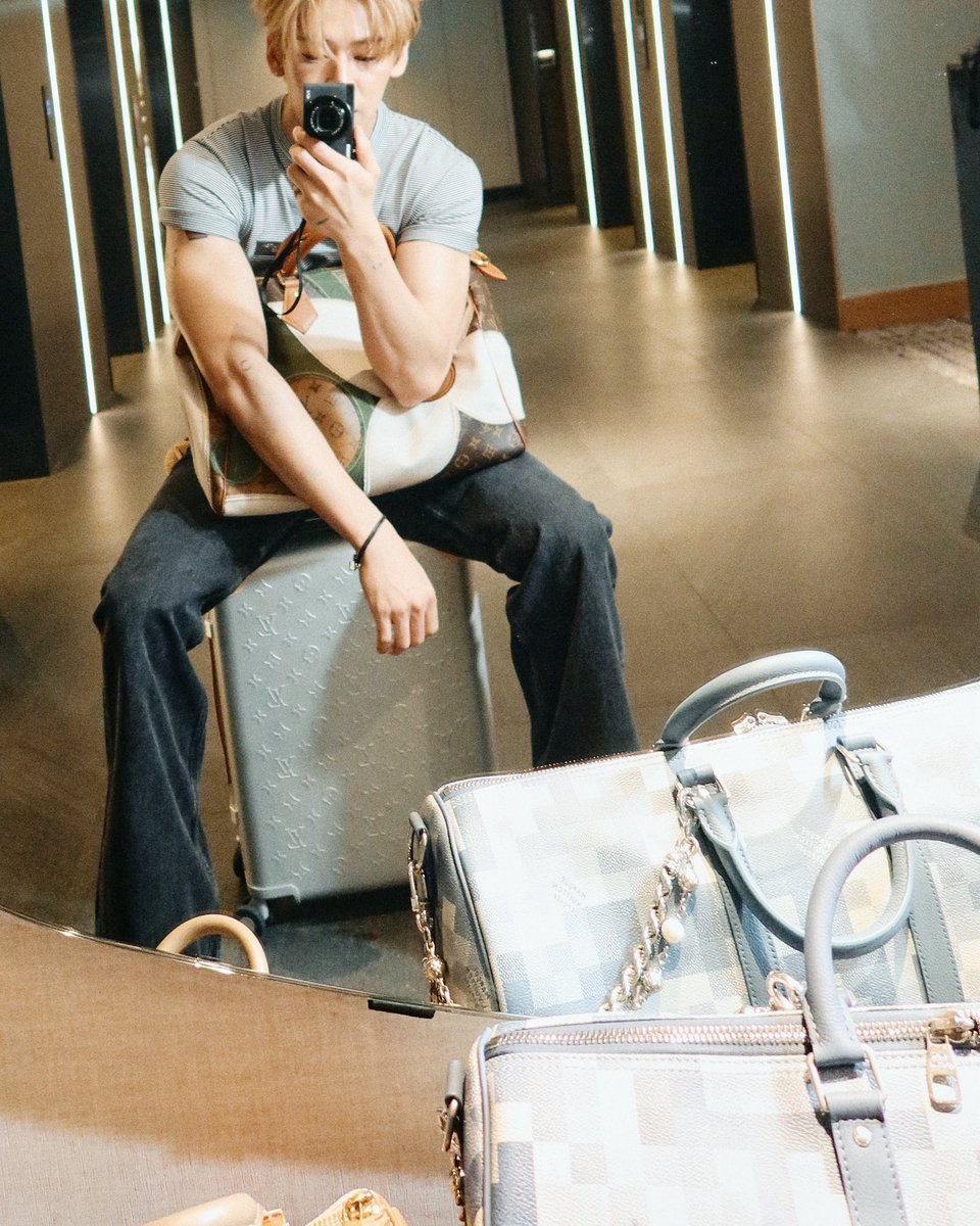 shingkham83967's tweet photo. BamBam So Handsome. ^__^ 😍🐍 

#LVMenSS27 #LouisVuitton 
@louisvuitton 
#BamBam #뱀뱀 #GOT7 
@BamBam1A 
@BAMBAMxBAMMIE https://t.co/MdejaSMTkp