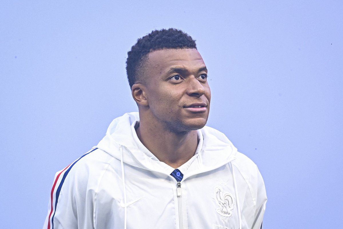 _BeFootball's tweet photo. 🚨🚨 KYLIAN MBAPPÉ 🇫🇷 DEVIENT DONC LE PREMIER JOUEUR À ATTEINDRE LA BARRE DES 60 BUTS EN ÉQUIPE DE FRANCE !!!!! 🐓🥵

🥇🇫🇷 Mbappé (60)
🥈🇫🇷 Giroud (57)
🥉🇫🇷 Henry (51)
4️⃣🇫🇷 Griezmann (44)

LÉGENDE. https://t.co/CNsCQikr8H