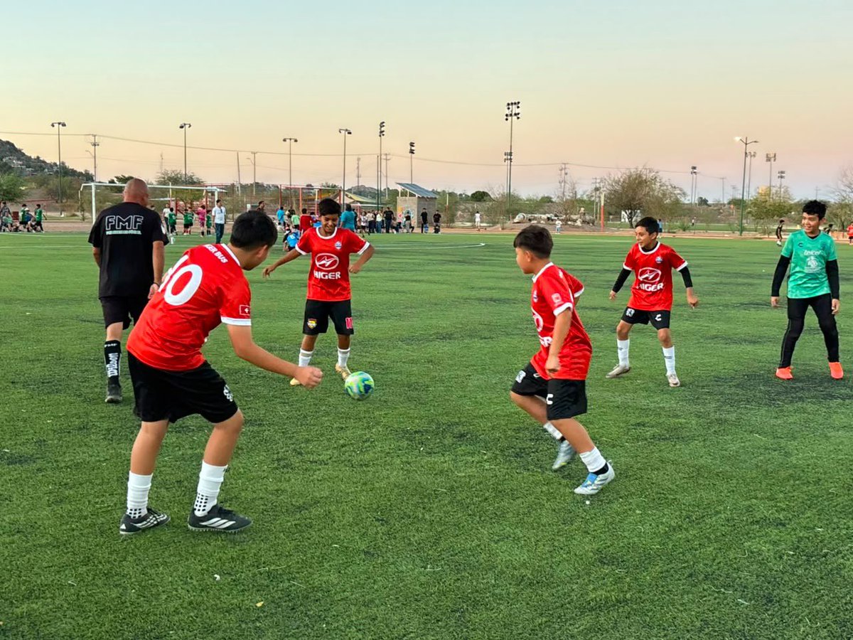 centralinfoTV's tweet photo. Continúan los goles y la emoción en las canchas de Hermosillo con el Mundialito H 2026 ⚽️@IDH_HMO @HermosilloGob 

➡️ https://t.co/xC3oHszkuP https://t.co/moJux0bYLb