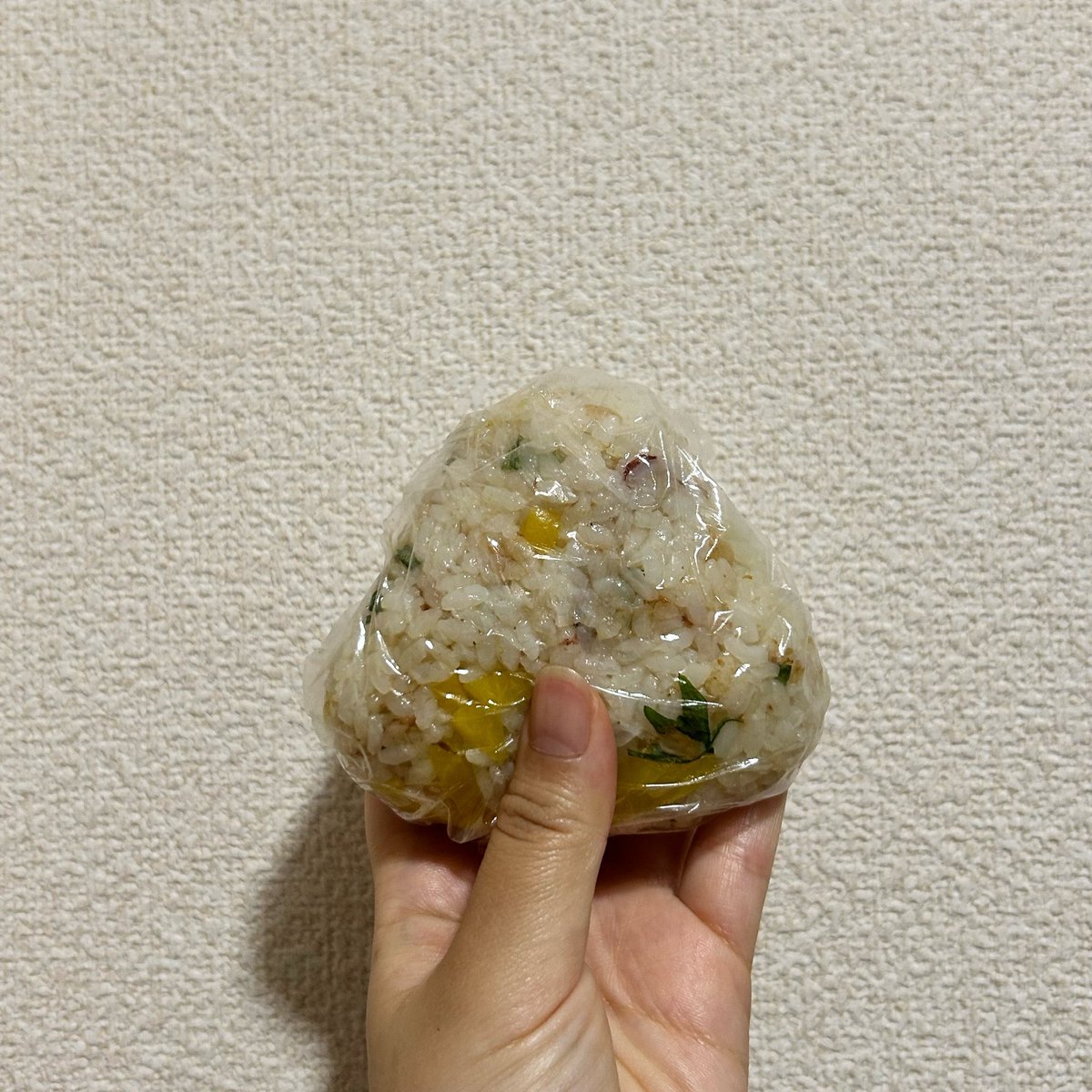5chan_hiroba's tweet photo. 朝から美味いおにぎりを握ってる
これが至高 https://t.co/WLLtylLkAd