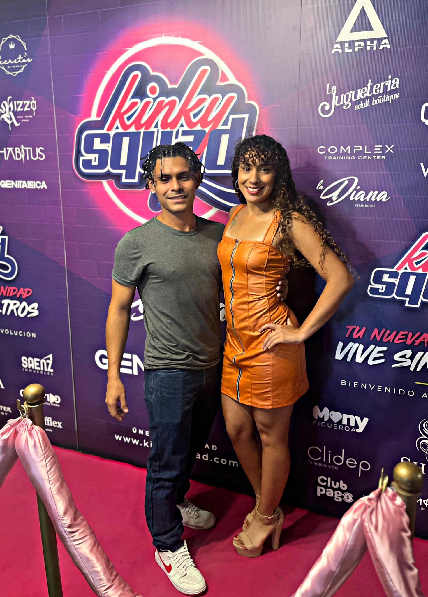 En la alfombra rosa de @kinkysquadsn Chicos, estén atentos de nuestras redes, se viene nueva plataforma y nuevo contenido 🔥🥴 https://t.co/YpsBw272Ax