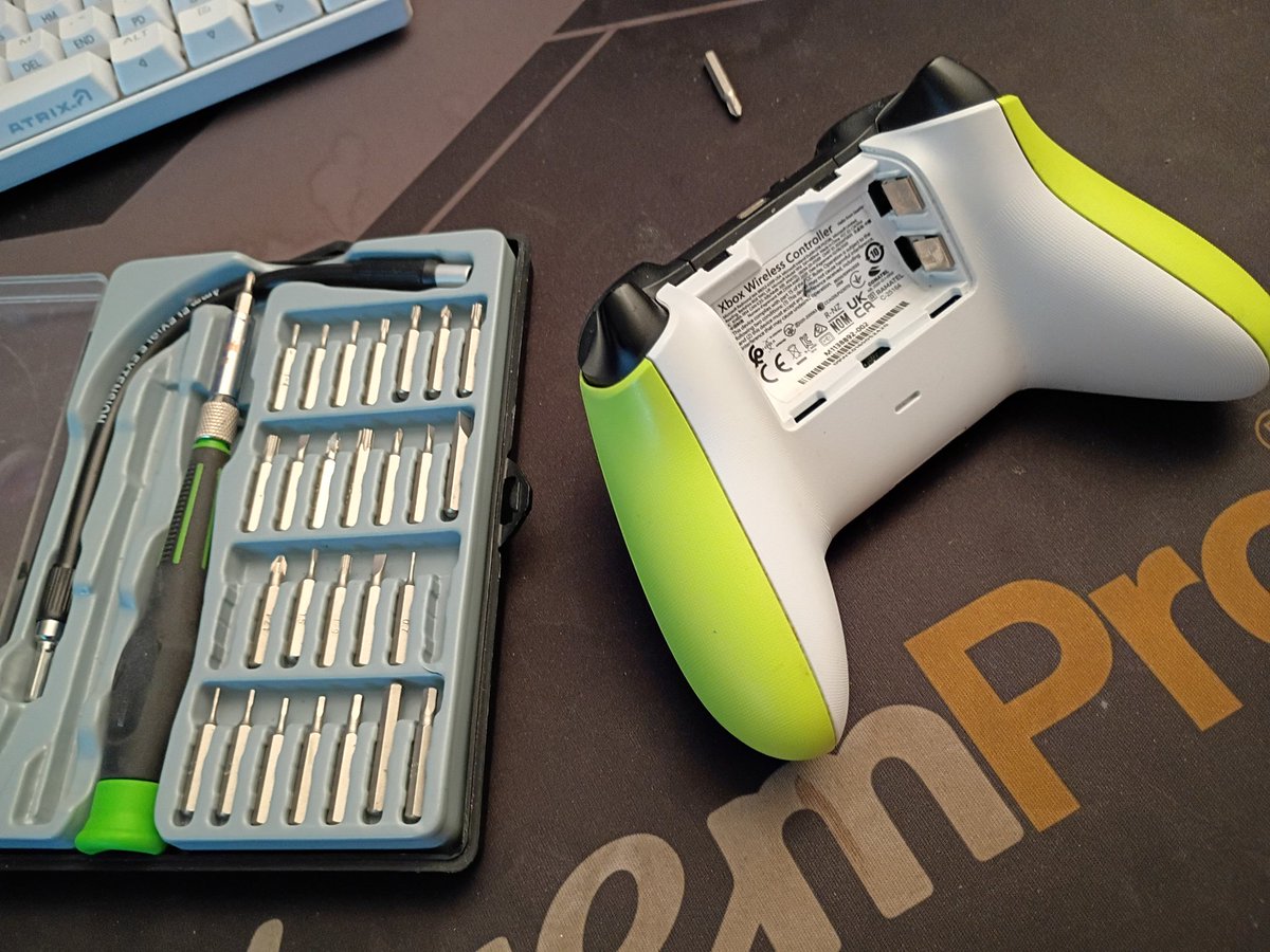 Cake_Kee_'s tweet photo. I buy this controller used .
So I never take it apart and clean it
So now I will do it
#xboxcontroller https://t.co/z2ktEE4ZFn