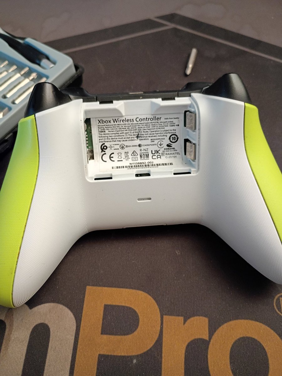 Cake_Kee_'s tweet photo. I buy this controller used .
So I never take it apart and clean it
So now I will do it
#xboxcontroller https://t.co/z2ktEE4ZFn