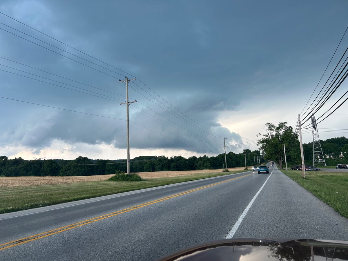 TwinkRainCloud's tweet photo. rotating wall cloud. 1 mile NW of brandywine manor at 4:35pm 

@NWS_MountHolly https://t.co/ifMHSvE5QN