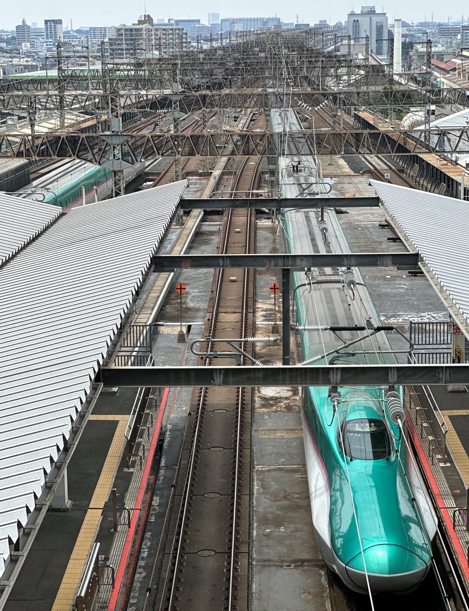 RailwayTown_Omy's tweet photo. 🎊1982/6/23　東北新幹線・大宮～盛岡間開業🎉

大宮から北へ、新しい時代が走り出した日🚅

変わりゆく風景と、変わらない想いを乗せて——
これからも”人と街”をつなぎながら、
走り続けていくよ😉

#鉄道のまち大宮 #大宮駅 #東北新幹線 https://t.co/mjPDyG51O1