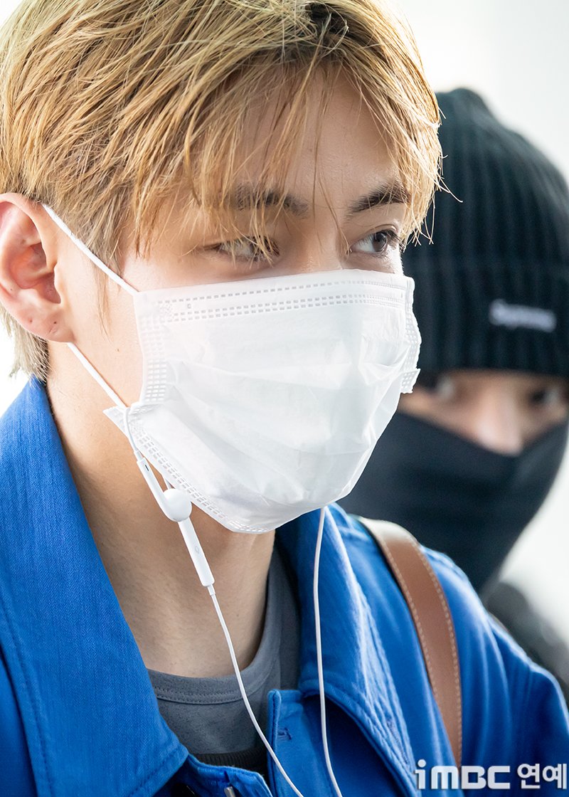 imbcenews's tweet photo. [포토] BTS 뷔, 예쁜 눈
#방탄소년단 #방탄 #BTS #뷔 #해외일정 #인천국제공항 #iMBC연예

BTS(방탄소년단) 뷔가 23일 오전 해외 일정 참석 차 인천국제공항 제2여객터미널을 통해 스페인 마드리드로 출국하고 있다.

🔗https://t.co/8Zt4erbaSx https://t.co/dRJ2yQ1ycJ