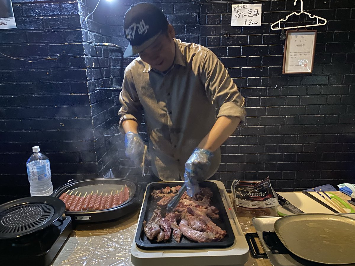 wearesasaki's tweet photo. 6/22  Wild Side Tokyo
同じ網の肉🍖
みなさん
ありがとうございました！！

呼んでくれたモチダさん始め
MONQさん、
じゅんぱち&amp;おりぼすさん
感謝です！！

会場が熱気に包まれてました🔥
おシャンティな
ピクニック🍖だったぜ🔥 https://t.co/YYIR9pvESo