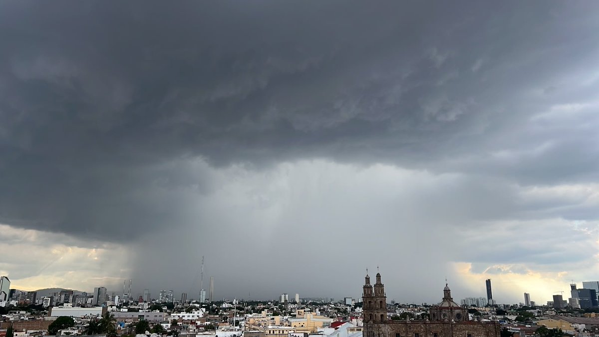 NubesMexico's tweet photo. Se muestra lo que comúnmente es llamada cortina de lluvia; sin embargo, las nubes corresponde al rasgo suplementario praecipitatio asociado a un cumulonimbus,  una nube de gran desarrollo vertical.

📍Guadalajara, Jalisco.
📸 Gerardo Vázquez / Fb: Carlos Tabares

#guadalajara https://t.co/7G3TG0TRo5
