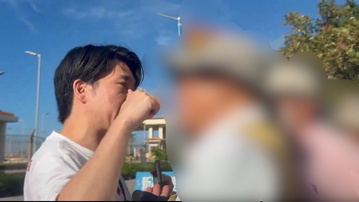 yanbarugurashi's tweet photo. これまで散々「迷惑外国人は日本から出ていけ！」と叫んでいたジョーカー議員こと河合ゆうすけ。そんな彼が日本最大の迷惑外国人施設・米軍基地の前で取った行動は、なんと「基地に反対する人々に罵声を浴びせ、犯罪者扱いする」というものであった。呆れる。愛国者なら目の前の米軍基地に反対しろよ！ https://t.co/ahJ9LtEnwl