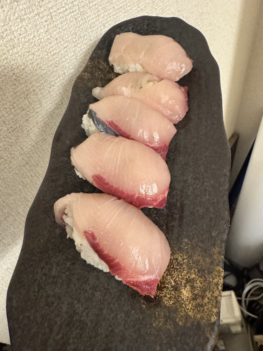 suzuki_b's tweet photo. YouTube「勝俣かっちゃんねる」ロケ。
とある俳優ゲストと釣り対決。

稚鰤（ワラサ）釣れました。
配信をお楽しみに。

ワラサの分け前もらえたので、家でさばき、寿司にし、美味しくいただいた。最高😀

#勝俣州和　#勝俣かっちゃんねる 
#ワラサ　#つり #稚鰤 https://t.co/NHlMgtaeXM
