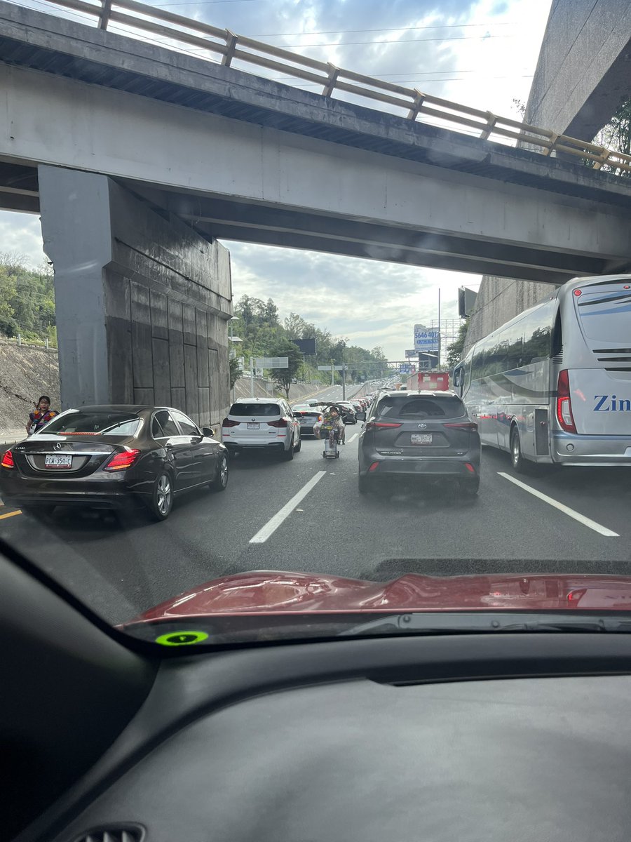 tosko73's tweet photo. 🚨 @GobCDMX @SOBSECDMX @LaSEMOVI @AlcaldiaMHmx @Alcaldia_Cuaj

Hay un bache en el puente que conecta Santa Fe con Reforma Lomas que diariamente provoca un cuello de botella y retrasos de hasta 25 minutos. Adjunto fotos y video. Ojalá puedan atenderlo pronto. Gracias. https://t.co/hnrUpsgqz4