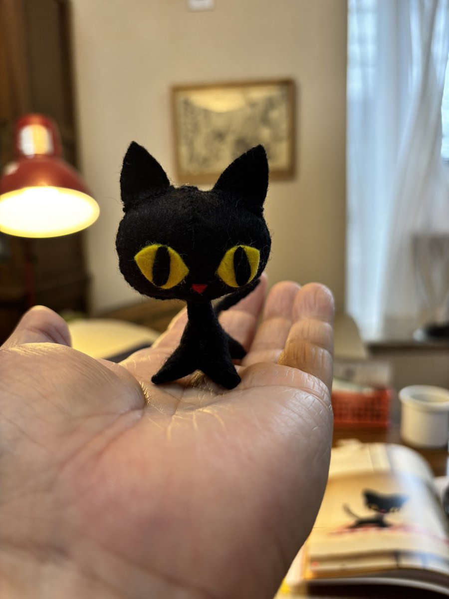 higouti's tweet photo. 初めてのお裁縫。黒い布を黒い糸で縫うなんて目が引きつけ起こしそうだった。。
ビーズの首輪の取り付けはもう無理…いつかまた。 https://t.co/tE1viwnqfJ