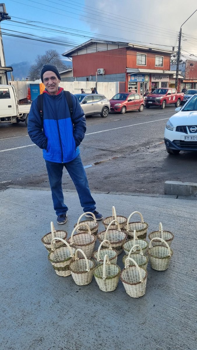 alegriagonzaa's tweet photo. 🇨🇱#Loncoche Don Pedro Ibieta está vendiendo canastitos de mimbre HECHOS A MANO. 

Calle Bulnes c/ Prat.  $4.000 

Les dejo su número de contacto, puede realizar pedidos y envíos con otras medidas!!! 

📱+56 9 5880 6130 https://t.co/AxhE04988S