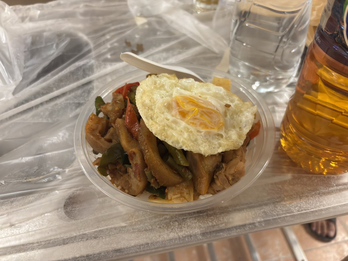 SSMI0114's tweet photo. バンコク4日目その1
朝は近所の屋台で！タイの人が「辛いよ？」って言うのは想像の倍辛かったwww
床貼り進めながら近所のうどん屋さんでご飯✨
歩いて行っても暑さが心地いい感じ
日本の暑さはえげつないな😆
 #バンコク
 #4日目
 #朝屋台 https://t.co/NiJLwDzl92