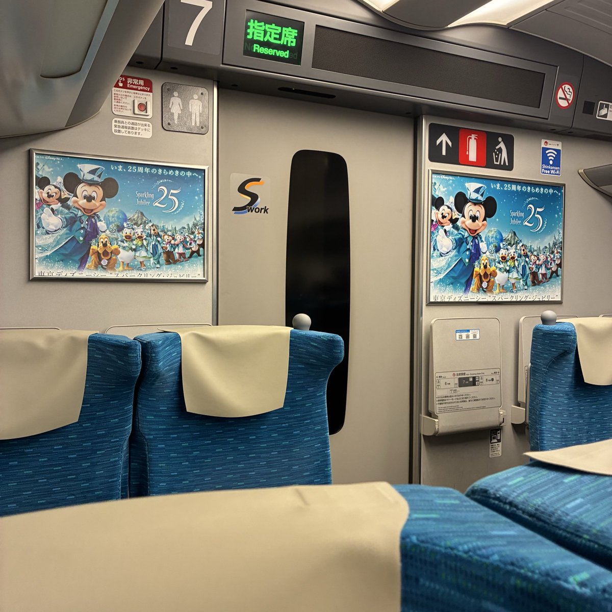 sor_fji's tweet photo. 昨夜東京からの帰り���調度タイミングが合ったので、早速ディズニーデザインの新幹線に乗ってきました。

8両目から前のデザイン♪
…シェリーメイ撮り忘れてる!泣

皆様
S Work車両とグリーン車にはヘッドカバー&amp;テーブルシールが付いてないのでお気をつけ下さい!泣

#ディズニー新幹線
#車内メロディ https://t.co/kI8Hx7KwNP