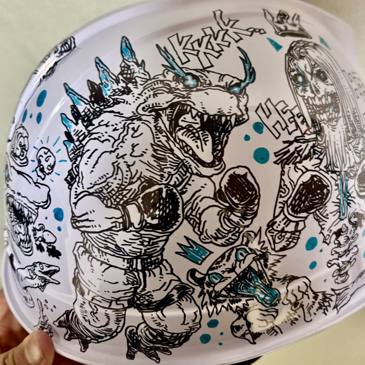 tortugadrawing's tweet photo. Drawing on Helmet 가끔 종이가 아닌 다른 곳에 그리는 것도 상당히 재밌다.. https://t.co/WVEmZqPK85