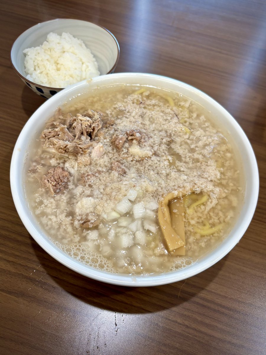 jinjin878's tweet photo. 一条流中華そば智颯🍜
智颯の燕背脂ラーメン大油中盛はし肉、小ライス

今回も見事な背脂景色✨しっかりと麺に纏わせてスープと一気に啜る至福。色んな味が合わさって構成されてるから最初から最後まで楽しい1杯。

大変美味しかったです。
激しく御馳走様でした🙏
#一条流中華そば智颯 https://t.co/JvQQ0JP4mH