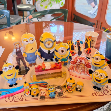 egg022ei's tweet photo. ベリーベリー・ショコラ

だいぶ遅れた煉獄さんの誕生日をユニバで祝ってきた。

テーブルがいつものごとく推しにまみれてるのでクルーさんにいじって頂き🤣尚且つステッカーにメッセージを書いて渡してくれました
ユニバ愛溢れるクルーさんで楽しい時間でした
ありがとうございました💛

#USJファン https://t.co/2o3YEXrX1t