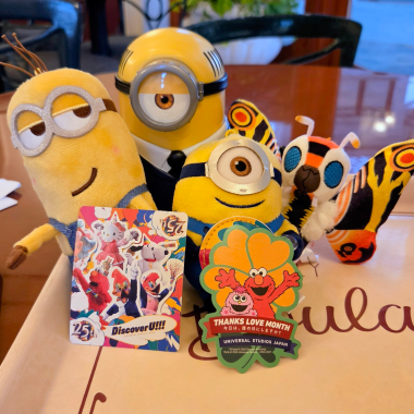 egg022ei's tweet photo. ベリーベリー・ショコラ

だいぶ遅れた煉獄さんの誕生日をユニバで祝ってきた。

テーブルがいつものごとく推しにまみれてるのでクルーさんにいじって頂き🤣尚且つステッカーにメッセージを書いて渡してくれました
ユニバ愛溢れるクルーさんで楽しい時間でした
ありがとうございました💛

#USJファン https://t.co/2o3YEXrX1t