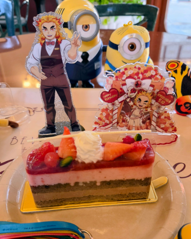 egg022ei's tweet photo. ベリーベリー・ショコラ

だいぶ遅れた煉獄さんの誕生日をユニバで祝ってきた。

テーブルがいつものごとく推しにまみれてるのでクルーさんにいじって頂き🤣尚且つステッカーにメッセージを書いて渡してくれました
ユニバ愛溢れるクルーさんで楽しい時間でした
ありがとうございました💛

#USJファン https://t.co/2o3YEXrX1t