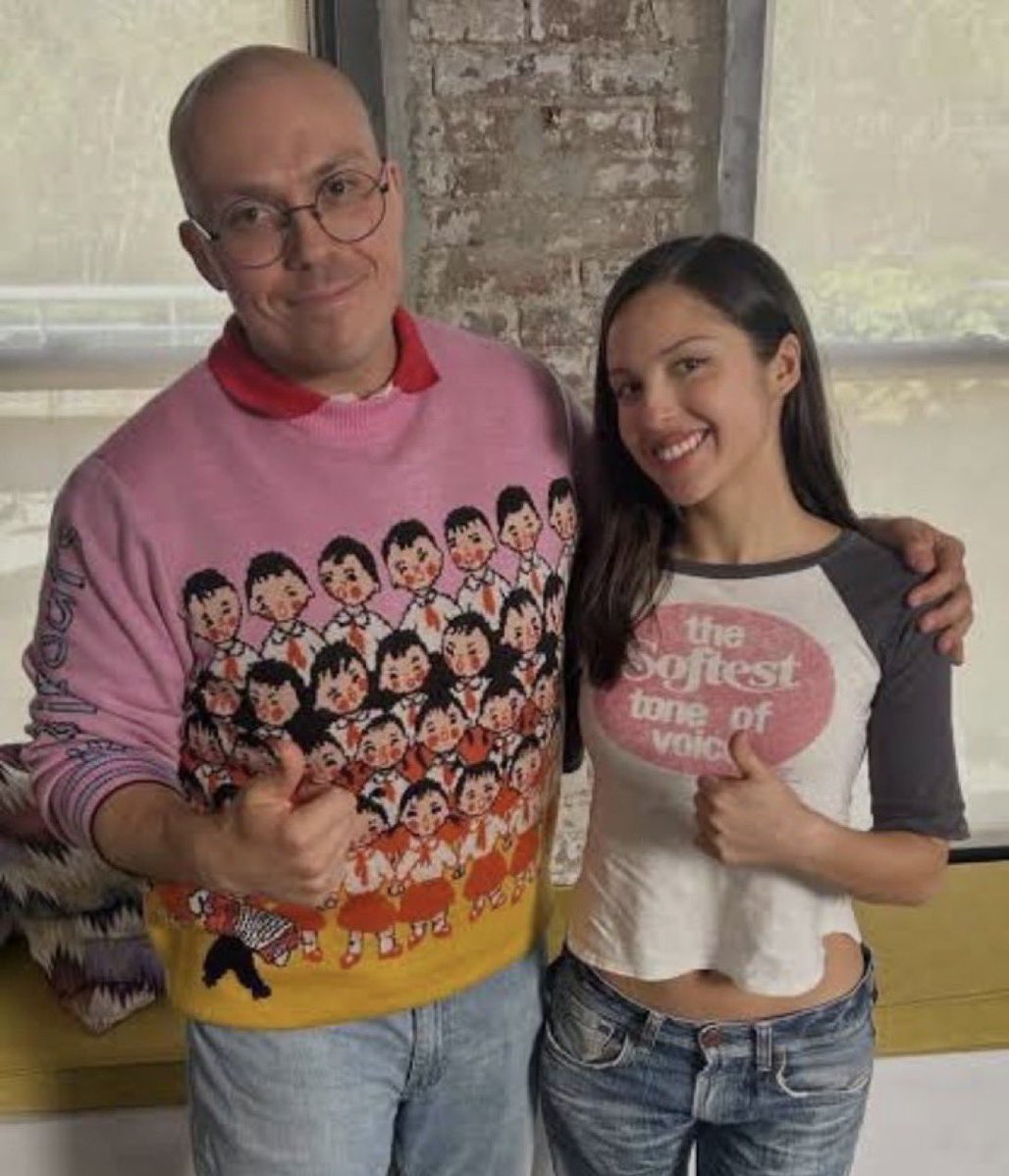 xmarxxel's tweet photo. in what world olivia rodrigo is a girl’s girl? https://t.co/cogRKUeF6L