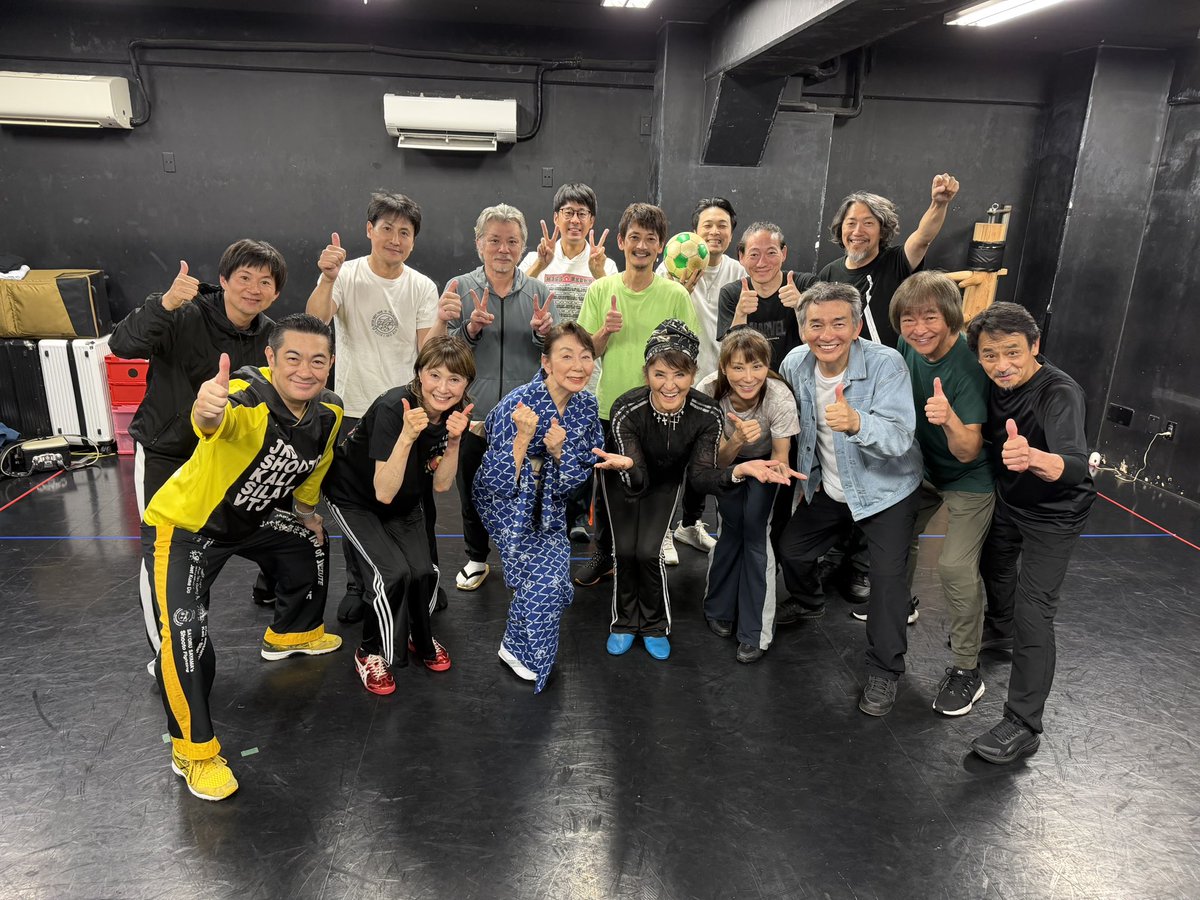 jun_A_TO's tweet photo. 『恩讐の彼方』中野ザ･ポケットに小屋入りしました。
朝から、お手伝いに来て下さった出演者の方々、仕込みの皆様、汗だくで本当に有難い。
芸大時代、先生方から、そう言うスタッフの方々が居てこそスポットをあてて頂ける…それをいつも忘れないように舞台に関わるように教わりました。
裏で支えて下さる方々に感謝と思いやりと出来ることのお手伝い。
劇場をしているからこそ、日々反省と、しみじみ皆さんに有難いと思う毎日。
今日からも、スタッフ、出演者の皆様にありがとうの思いと共に、そして、ご来場下さる皆々様にも感謝して、頑張ります。
そして、神戸でハマった麻辣湯のお店が、中野に出来てたぁ〜!!

＃恩讐の彼方 ＃中野ザ・ポケット
＃麻辣湯