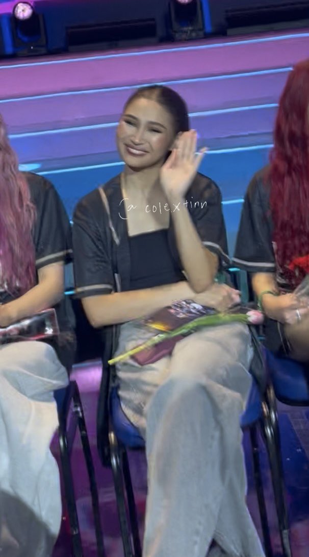 colextinn's tweet photo. ANG SMILE NG JHOLET NUNG NAKITA NILA YUNG HANDBANNER NG @JHOLET_USA 🥰 https://t.co/4qG1nw2rQn